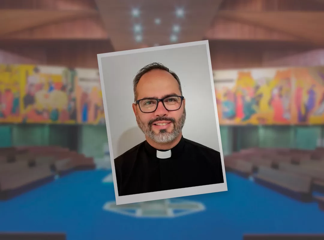Novo vigário paroquial é recebido com alegria: conheça a missão do pe. Eduardo gavioli 1 Imagem do novo vigário paroquial, pe. Eduardo gavioli, sorrindo e vestindo paramentos litúrgicos, simbolizando sua acolhida pela comunidade local.